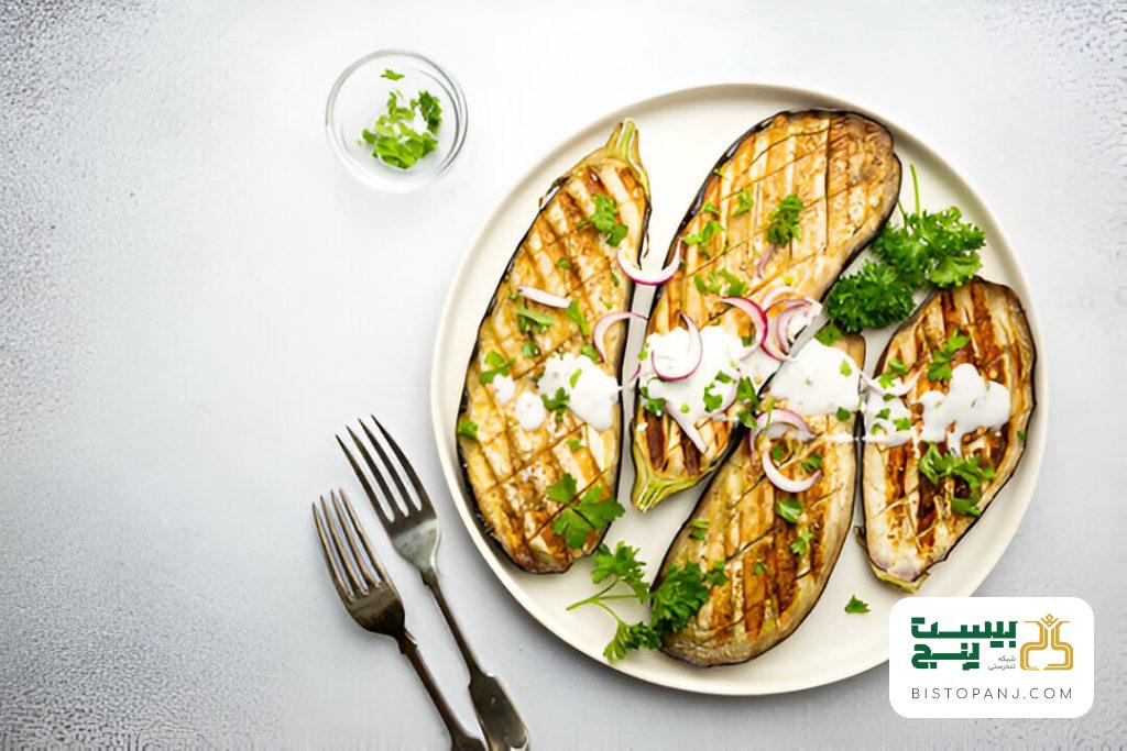 در اینجا دستور پخت 9 غذای رژیمی با بادمجان را معرفی میکنیم که هم سالم و خوشمزه هستند و هم مطابق با سلیقهی ایرانیها تهیه شدهاند. | سرویس غذای بیست و پنج | غذای رژیمی درب منزل