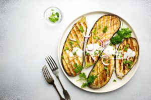 در اینجا دستور پخت 9 غذای رژیمی با بادمجان را معرفی میکنیم که هم سالم و خوشمزه هستند و هم مطابق با سلیقهی ایرانیها تهیه شدهاند. | سرویس غذای بیست و پنج | غذای رژیمی درب منزل