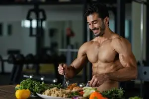 غذای رژیمی برای باشگاه: راهنمای کامل با پیشنهادهای ایرانی برای وعده‌های سالم، پروتئین‌دار و کم‌کالری. نکات تغذیه برای ورزشکاران.